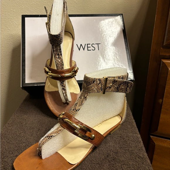 Nine West cognac brown thong sandals; gold hardware; very pretty - Picture 14 of 16